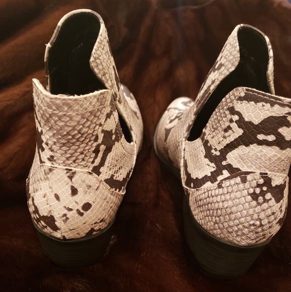 NWOT- Steve Madden Low heel Booties- 10 - Picture 3 of 7